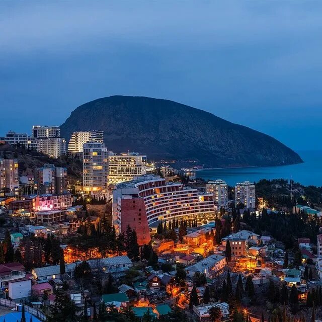 Гурзуф ночная набережная. Гора аю-даг. Ночной артек. Ночной гурзуф. Вечерняя набережная гурзуф.