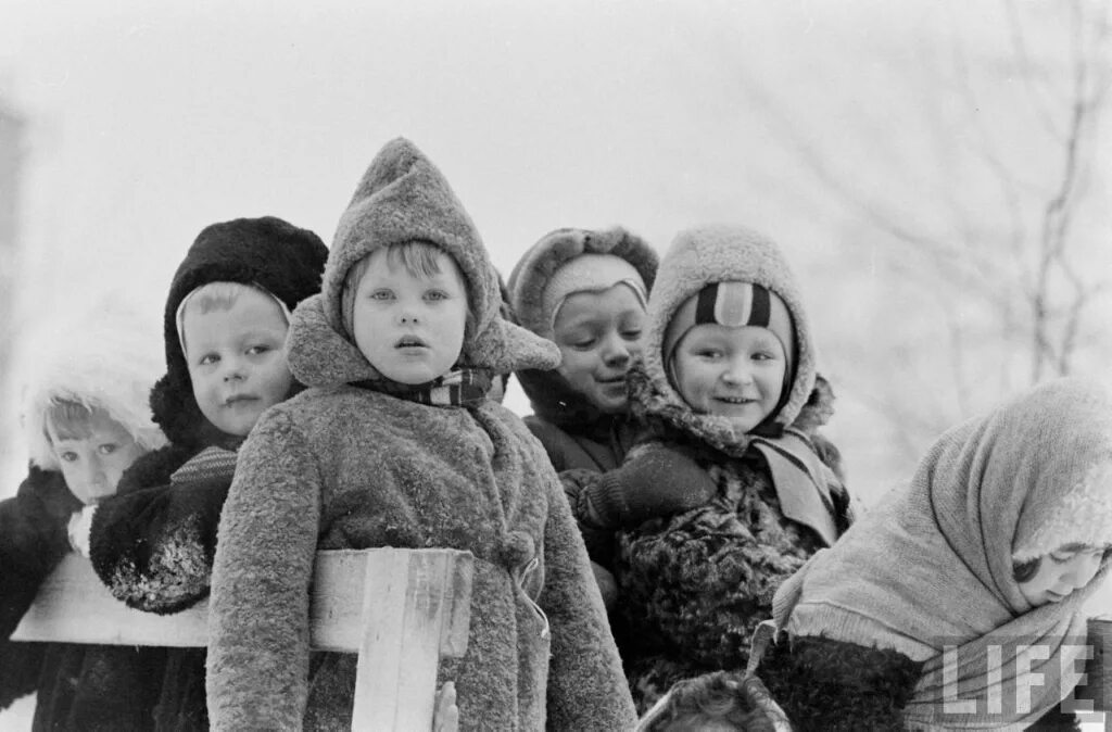 Рисует узоры мороз на оконном стекле, Но нашим мальчишкам сидеть не по нраву в т