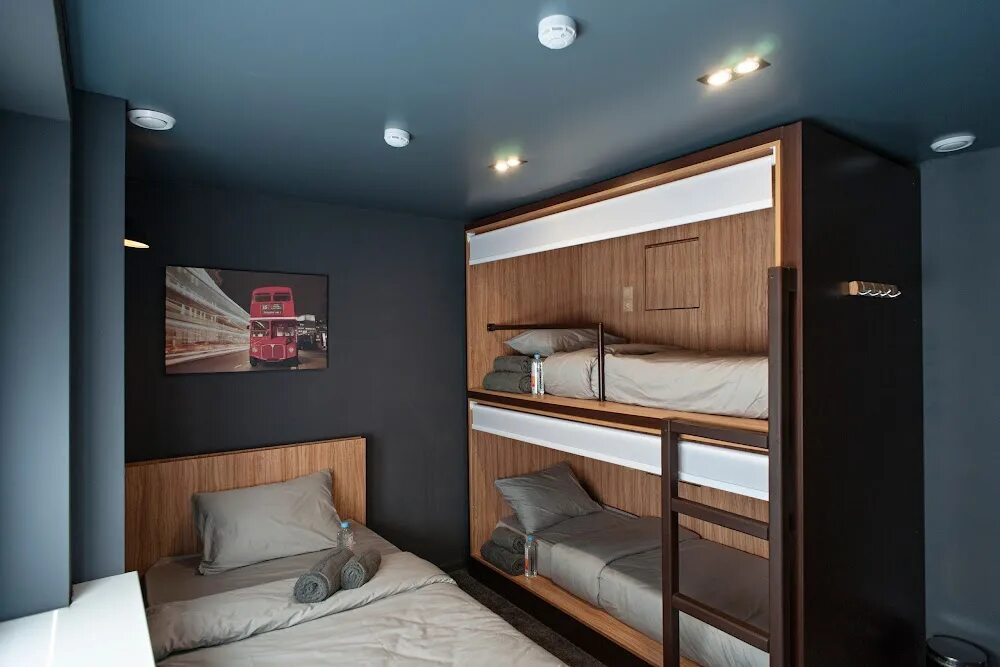 Кровати для хостела. Капсульная кровать. Двухъярусная кровать капсула. Спальное место в хостеле.