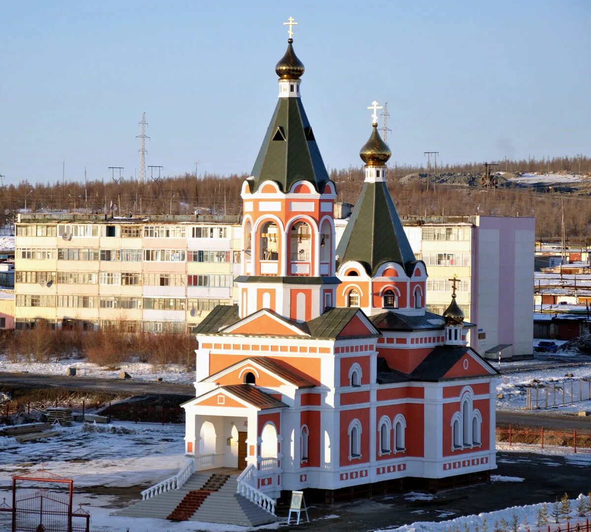 Город айхал. Айхал Якутия. Поселок Айхал Мирнинский. Храм Мирный Якутия. Саха Якутия поселок Айхал.