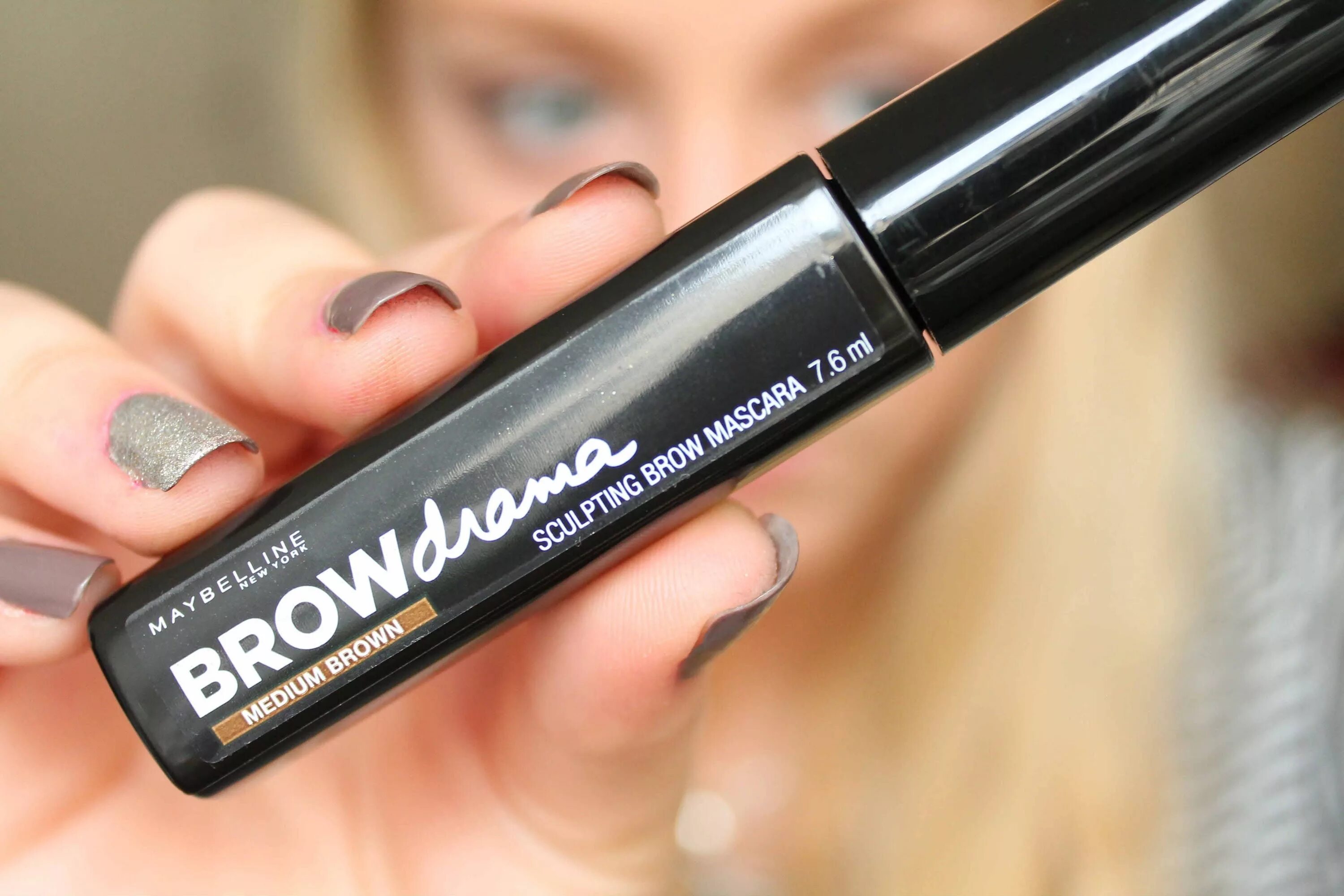 Brow drama maybelline pomade crayon. Тушь для бровей мейбелин. Maybelline new york brow drama оттенки. Тушь для бровей мейбелин brow drama. Мейбелин для бровей.