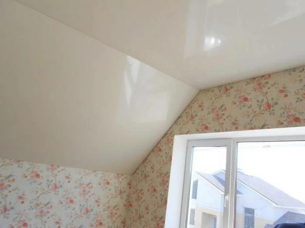 Натяжные потолки на мансардном этаже. Натяжной потолок на мансардном потолке. Натяжной потолок на мансарде. Потолки натяжные под мансарду. Натяжные потолки на мансардном этаже.