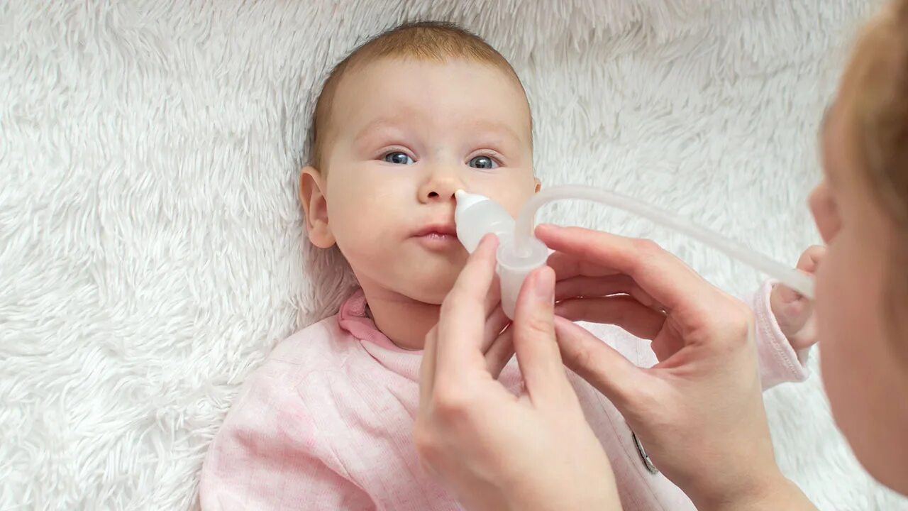 Физиологический насморк у новорожденного. Ринит у детей до 1 года. Детский нос. Цвет сопель у новорожденных. Ребенок год сильно заложен нос