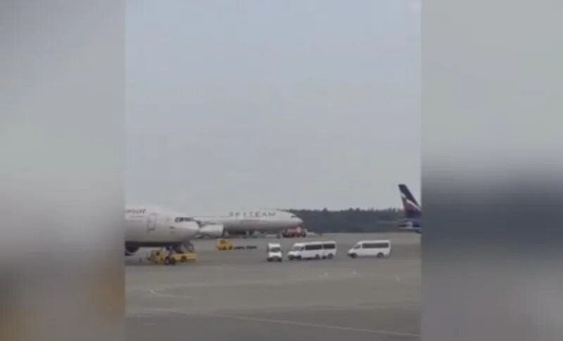 Самолет совершил аварийную. Самолет su 1498. аэропорт грозный москва шереметьево. самолет рейс su 1498. рейс su1461 шереметьево.