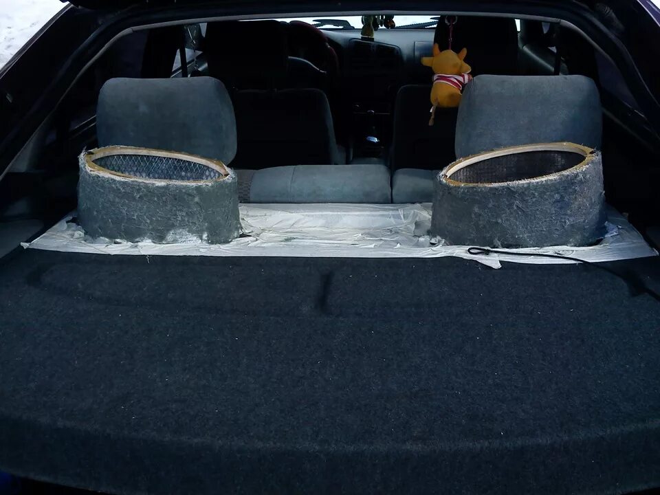 Подиумы для овалов на заднюю полку. Задняя полка ваз 2106. Полка под колонки хендай акцент. Подиум на заднюю полку. Задняя полка ниссан альмера классик под 16 динамики.