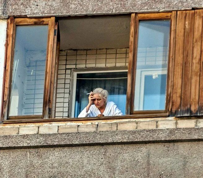 Утром на балконе сигарету первую куря. Человек на балконе. кловек на балконе. курящий человек на балконе. люди курят на балконе.