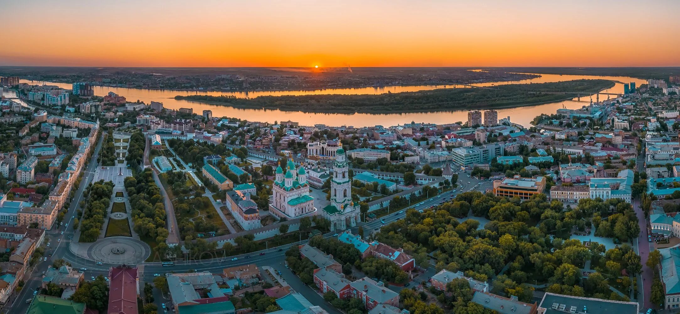 Фотографии астраханская область. Города на Волге Астрахань. Волга с Кремлем Астрахань. Астрахань панорама. Городской округ город Астрахань.