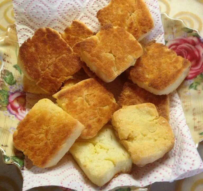 Творожное печенье. Печенье домашнее из творога. Творожное печенье мягкое. Рецепт печенья на твороге с маслом. Печенье с творогом.