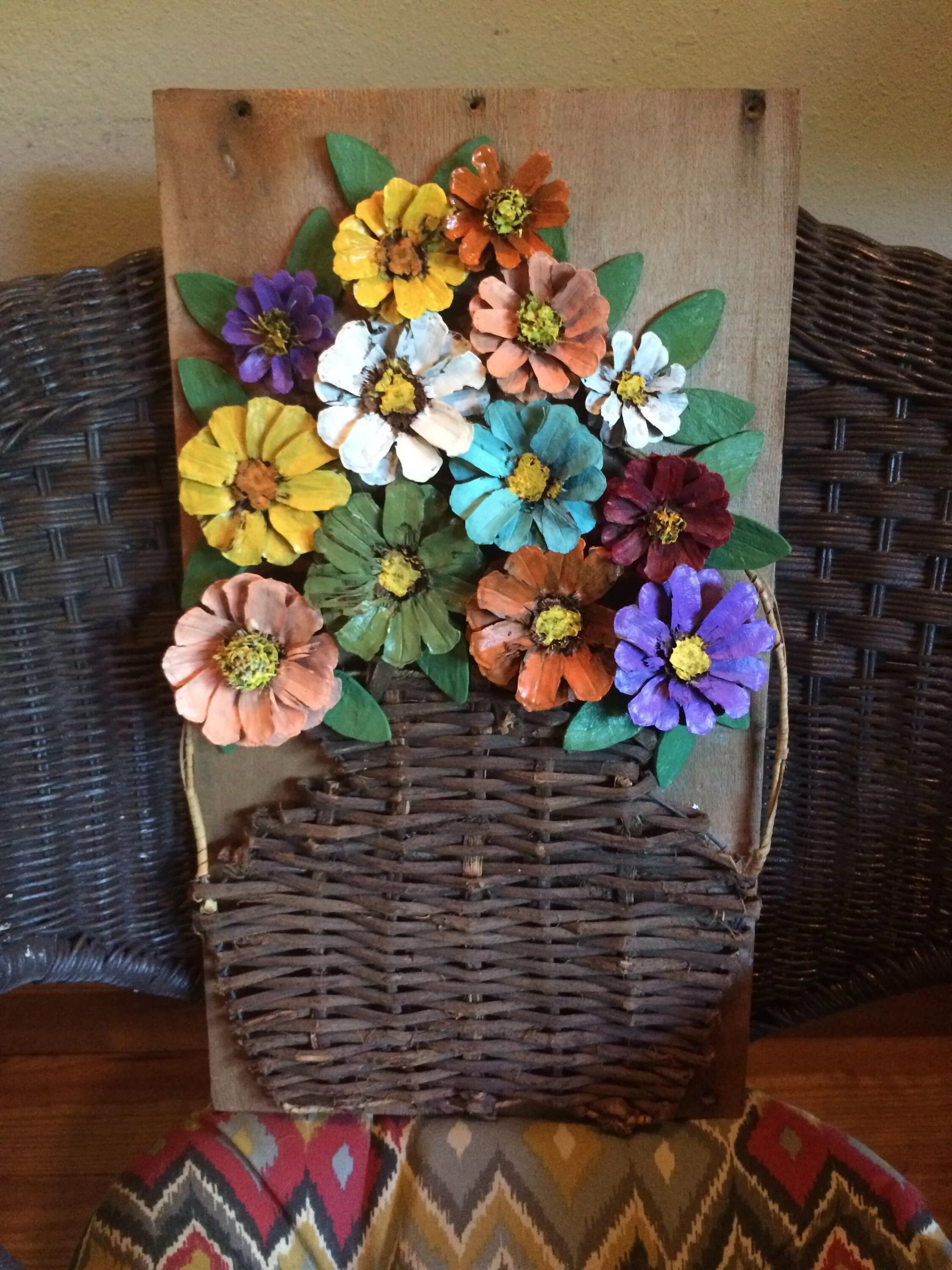 цветочное панно из шишек. сувениры своими руками из всякой всячины. панно из шишек. подставка из спичек. поделки своими руками из всякой всячины для дома.