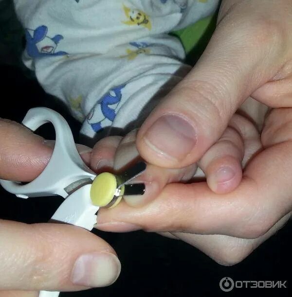 Как подстричь новорожденного. Стрижка ногтей новорожденному. Подстричь ногти новорожденному. Правильно подстричь ногти новорожденному. Как стричь ногти новорожденному ребенку.