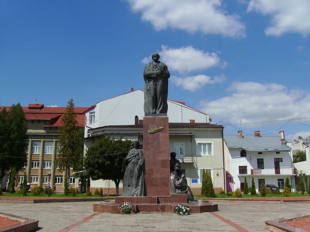 Памятник тарасу шевченко орск. Надворная Ивано-Франковская. Памятники Шевченко в Ивано Франковске. Г.Надворная Ивано-Франковской области. Памятник Ленину в Ивано-Франковске.