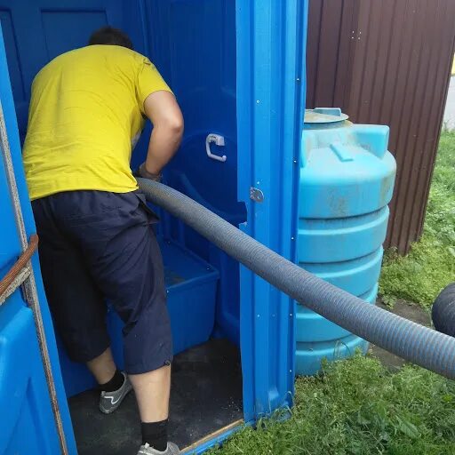 Откачка канализации деревенский туалет. Туалетные кабины на выгребную яму. Выкачка уличных туалетов. Мобильный туалет. Ассенизаторная машина для откачки туалетной кабинки.