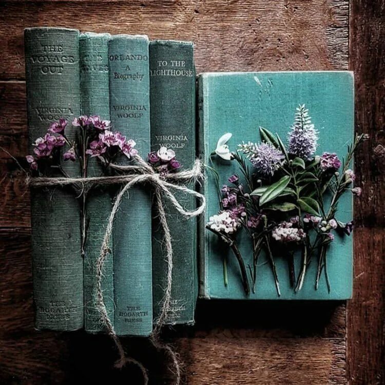Винтажная книга. Современные винтажные книги. Книги винтаж. Старые книги и цветы. Эститка книги старинные.
