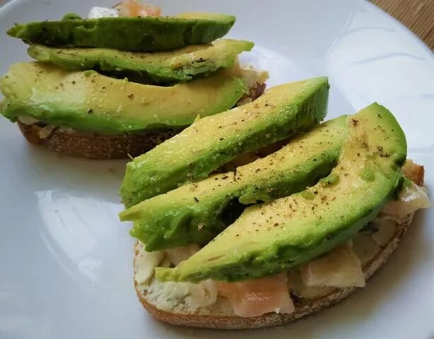 салат с авокадо. треска с цукини. запеченный авокадо с креветками в духовке. треска с пюре авокадо. салат с печенью трески.