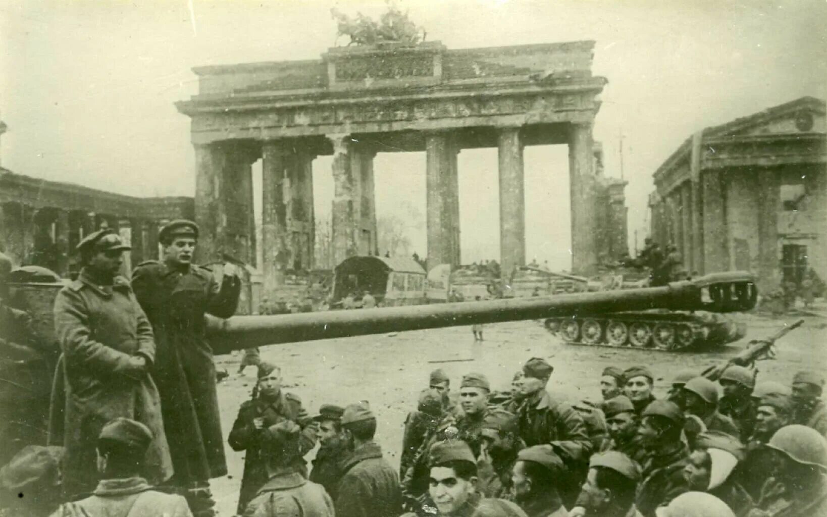 Берлин 5 мая какой год. Бранденбургские ворота 1945. Берлинбрандербурские ворота 1945. ИС 2 Бранденбургские ворота. Берлин 1945 год Бранденбургские ворота.
