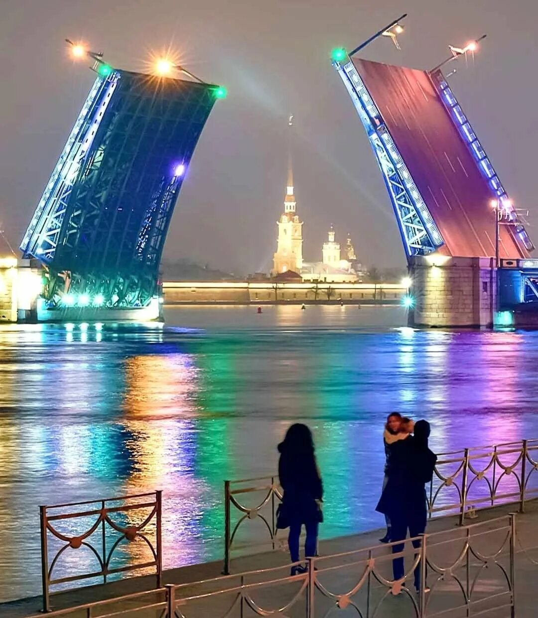 В каком городе погулять. Дворцовый мост в Санкт-Петербурге. Питер мост разводной Дворцовый мост. Дворцовый мост в Санкт-Петербурге 2020. Дворцовый мост и Петропавловская крепость.