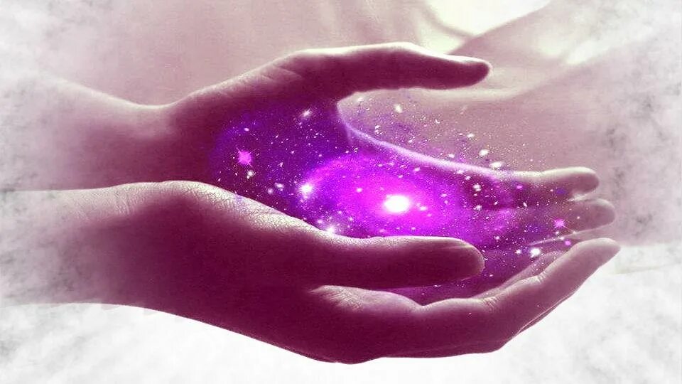 Почему рука фиолетовая. Фиолетовая энергия. Вселенная на ладони. Фиолетовые руки. Сиреневая энергия.