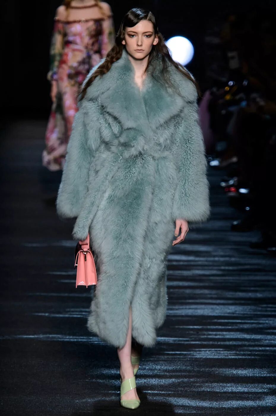 Какие искусственные шубы в моде. Blumarine шуба кролик. blumarine осень зима 2025. модные шубы. искусственная шуба подиум.