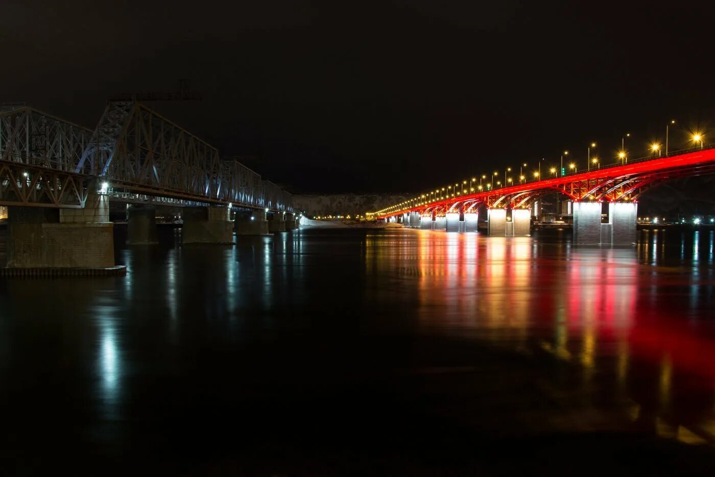 В красноярске на николаевском мосту. Николаевский мост Красноярск. Николаевский мост Красноярск ночью. Красноярский мост через Енисей. Мост через Енисей в Красноярске.