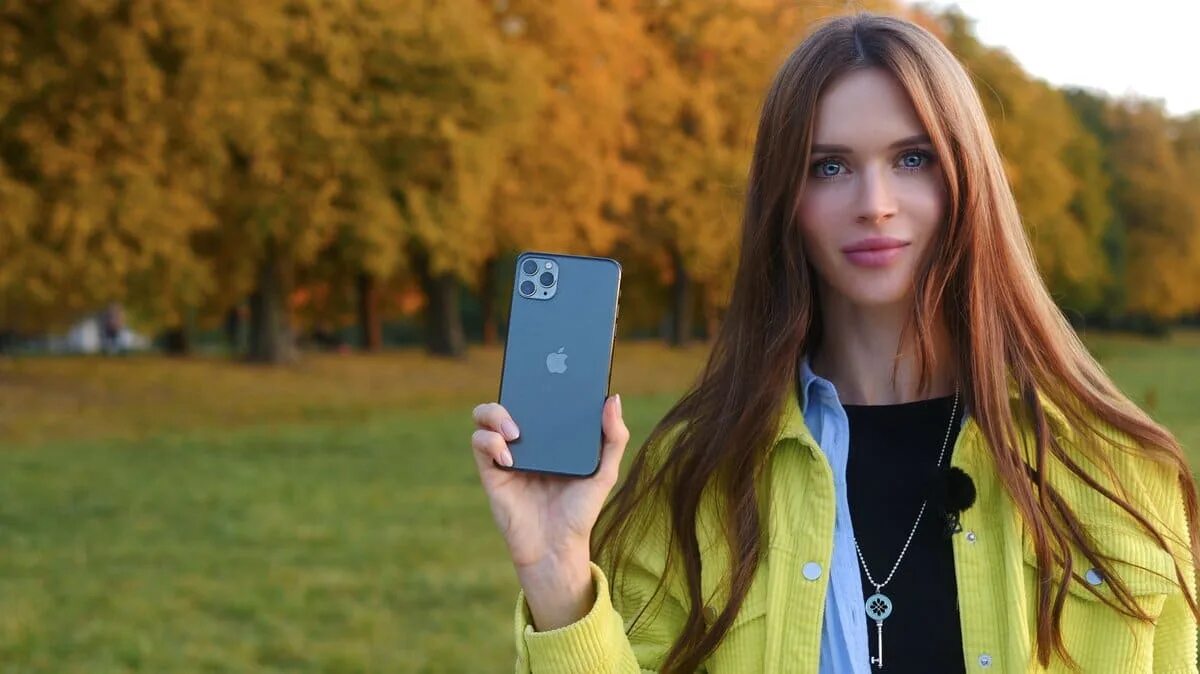 предложили айфон девушки. девушка с телефоном на прозрачном фоне. девушка с айфоном. айфон в руках девушки. девушка с айфоном.