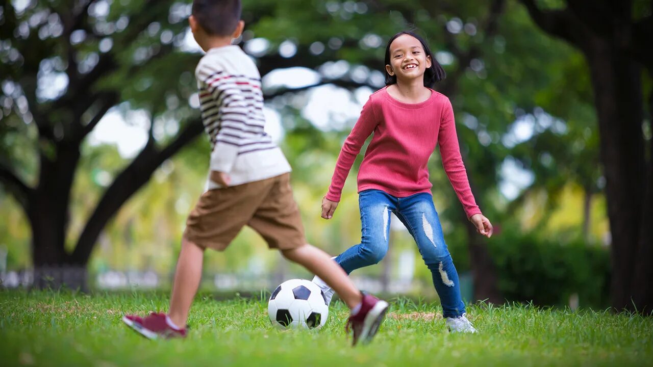 Футбол на открытом воздухе дети. Чтение свежем воздухе ребенок. Play Football in the Park. Мяч в воздухе. Sport can play with