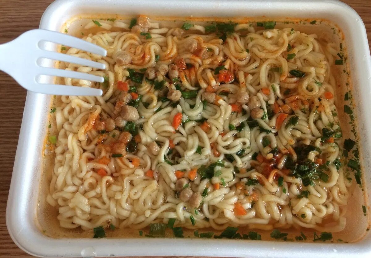 Как готовят лапшу быстрого приготовления. Paldo доширак лапша. Нудлс лапша. Как готовят лапшу быстрого приготовления. Как готовят лапшу быстрого приготовления.