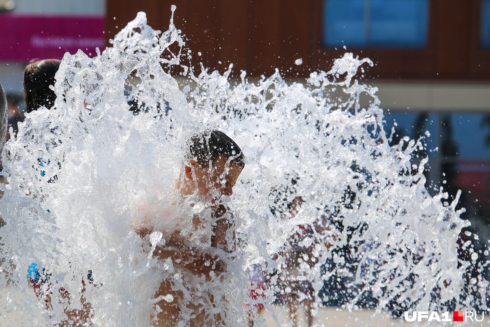 август жара фото. жара в москве. мальчики купаются в фонтане. аномальная жара в перми. жаркий февраль.