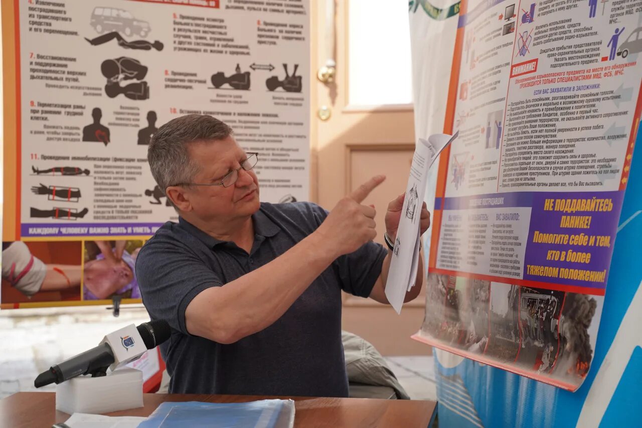 Информационный стенд по гражданской обороне. Стенды по гочс и пожарной безопасности. Памятка о гражданской обороне мчс. Защита населения от чс плакаты. Гражданская оборона и чс стенд.