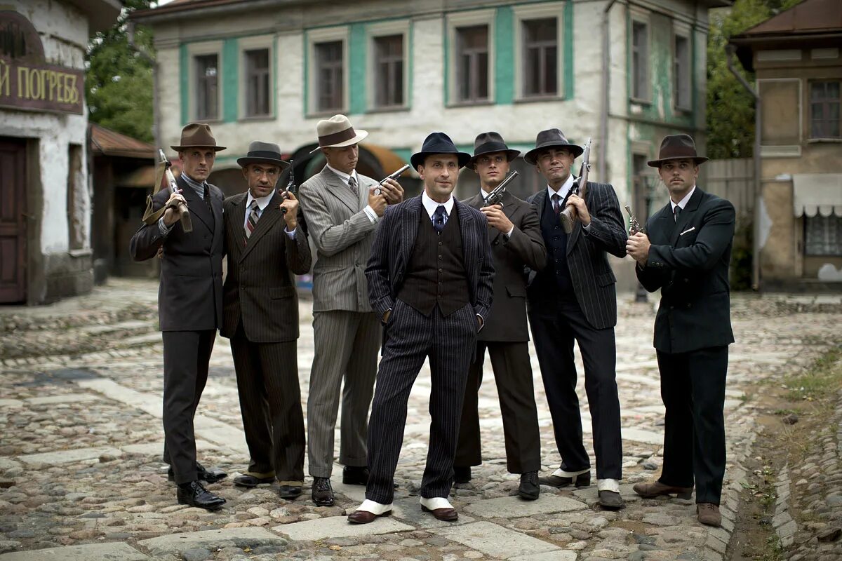 Томас шелби с автоматом томпсона. Чикаго аль капоне. Земля гангстеров аль капоне. Про мафиози. Земля гангстеров фильм 2017.