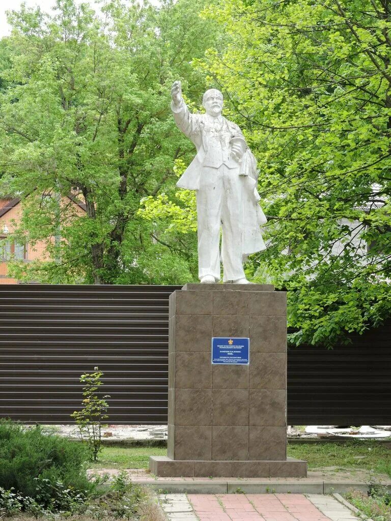 Ленина горячий ключ 20 лет назад фото. Ленин в аскино. Ленин горячий. Памятник ленину на площади ленина воронеж. Владимир ильич ленин.