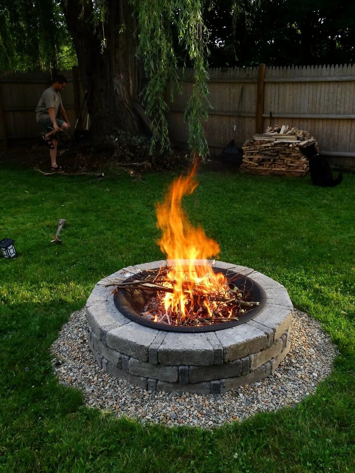 Костровая чаша леруа мерлен. Уличный камин-кострище sams club (90739). Под открытым огнем. Открытый огонь на веранде. Деревянный стол с чашей для огня.