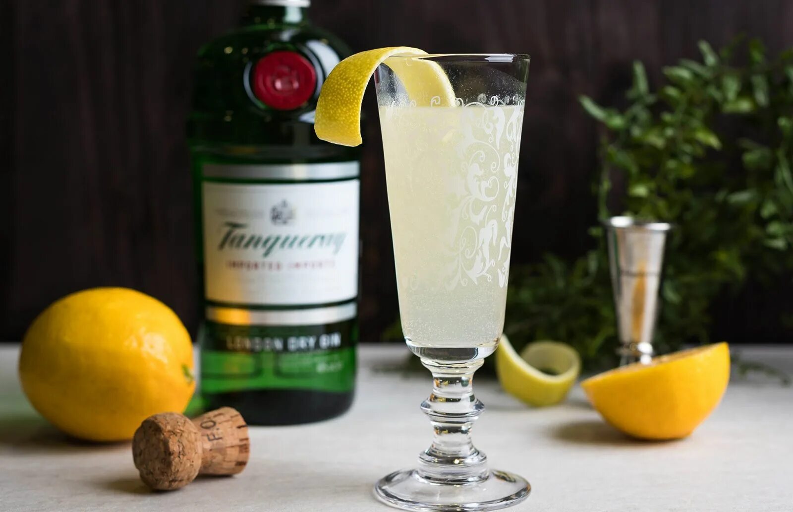 Джин физз. Пчелиные колени коктейль. Физы коктейли. Lemon drop martini коктейль. Джин физз коктейль.