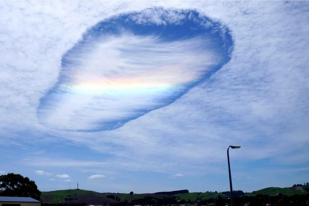 Облака какое явление. Эффект Fallstreak. Эффект Fallstreak облака. Интересные атмосферные явления. Редкие атмосферные явления.