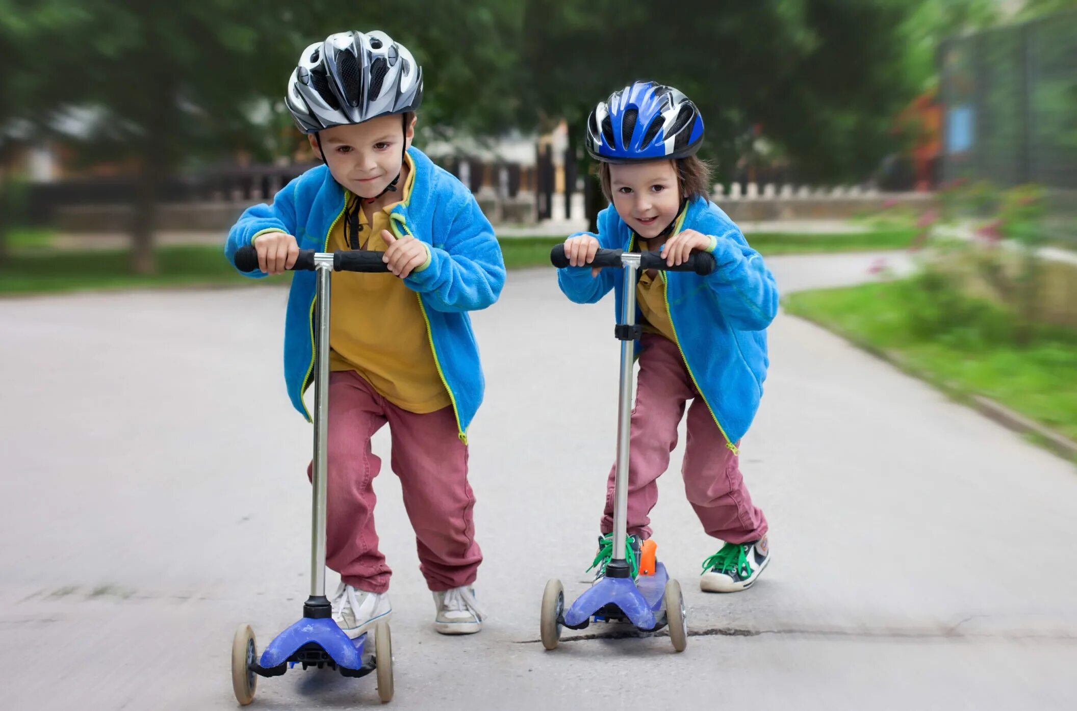 Дети на самокатах и велосипедах. На чем любят кататься дети. Самоходная машинка plasmacar. Дети катаются на самокате. Ребенок на гироскутере.