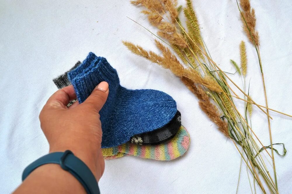 Носки с пальцами лечение ортман. Подарок на 23 февраля носки. Носок на руке. Old socks. Носки к рукам.