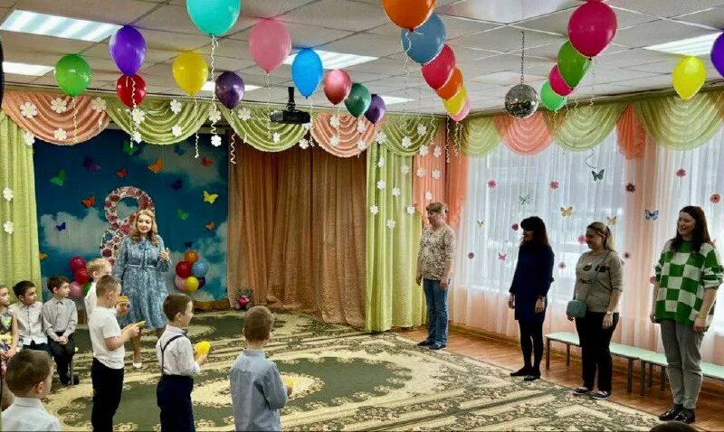 Цветик семицветик для праздника. Цветик семицветик на утреннике в саду. Оформление на выпускной в детском саду цветик-семицветик. Цветик семицветик для утренника. Утренник цветик семицветик в старшей группе.