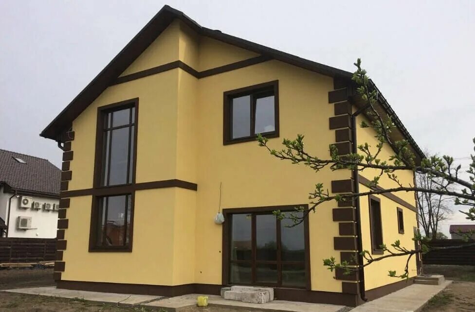 дома покрашенные фасадной краской. крашеный фасад дома. окрашивание фасадов домов. фасады домов в терракотовом цвете. дома покрашенные фасадной краской.