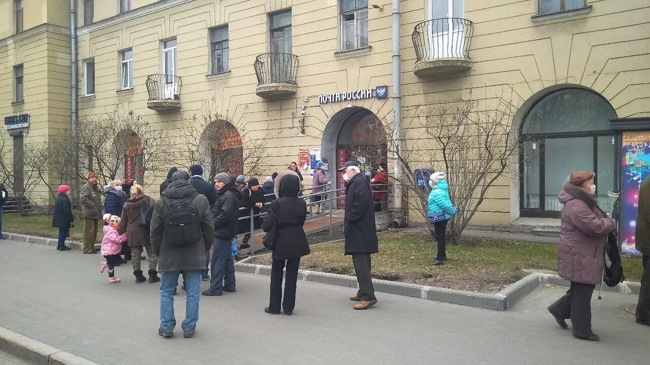 Очередь в поликлинике. Жилищная очередь спб. Очередь на почте. Толпа на почте. Очереди в питере.