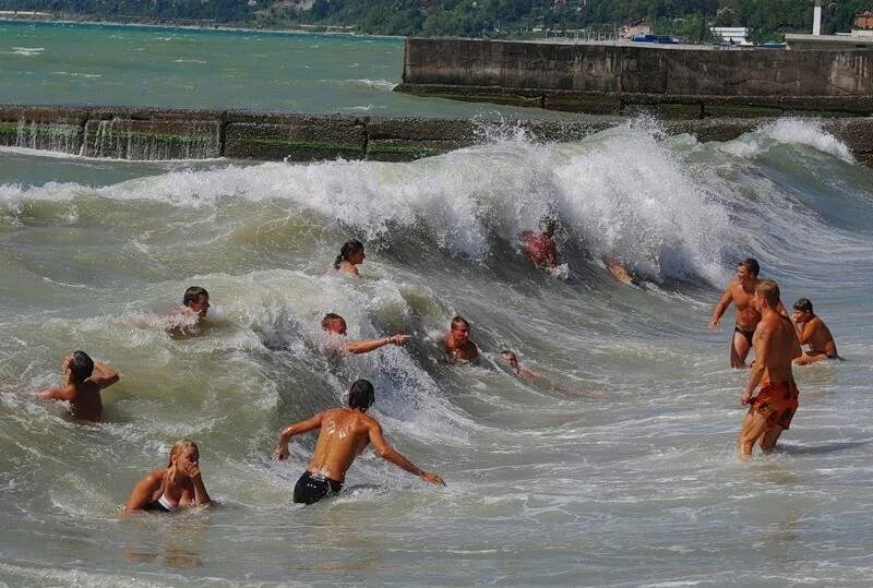 сочи крещение купание. когда можно купаться в сочи. люди купаются в шторм. люди купаются в море. крещенские купания в сочи.