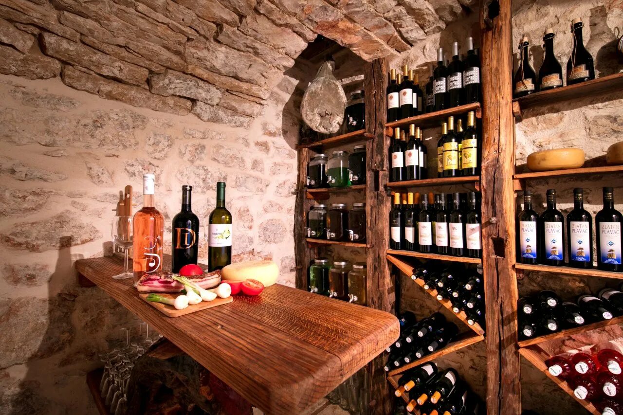 Вино старая дорога. Винный погребок вино. "Wine Room" винный бутик. Телавский винный погреб Марани. Погреб Cellar.