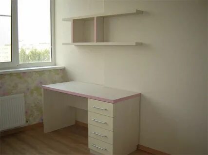 Письменные столы с полками над столом