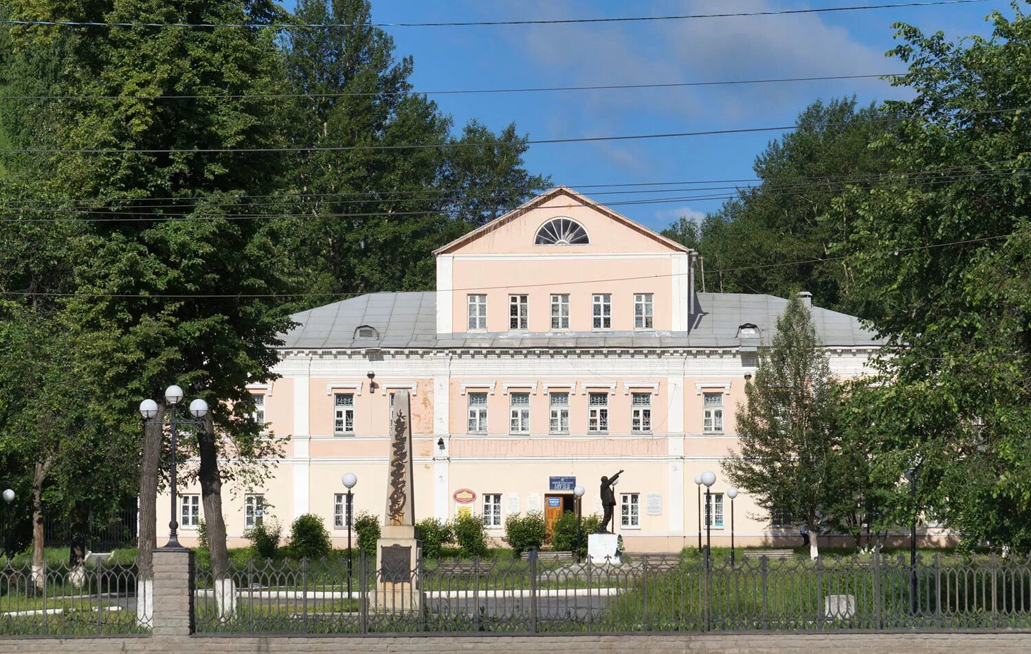 Площадь 3 интернационала. Златоустовский городской краеведческий музей, златоуст. площадь 3 интернационала златоуст. площадь третьего интернационала златоуст. городской сквер златоуст.