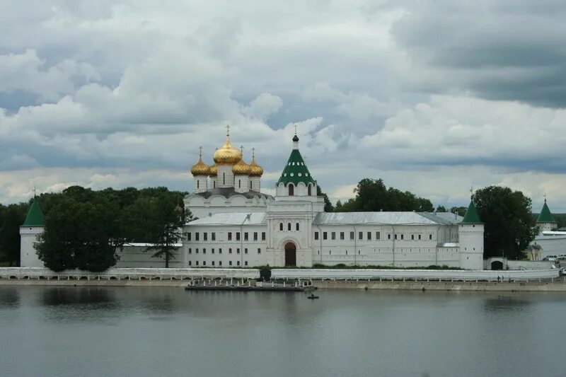 Город золотого кольца кострома сообщение 3 класс. Кострома город золотого кольца России достопримечательности. Золотое кольцо России Кострома Кострома. Город золотого кольца Кострома 3 класс.