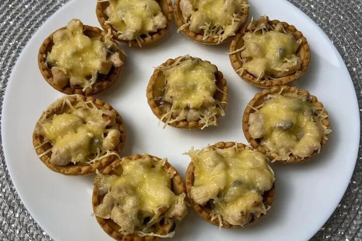 Приготовить жульен с грибами в тарталетках. Жульен с курицей в тарталетках. Жульен в тарталетках. Жульен с курицей и грибами в тарталетках. Жульен в тарталетках на праздничный стол рецепты с фото.