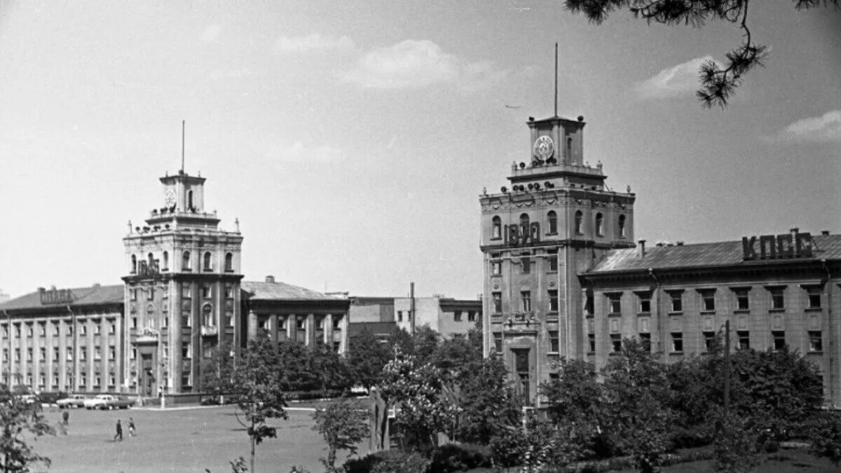 Дк тракторного минск. Минский тракторный завод фотовыставка. Дворец культуры тракторного Минск.