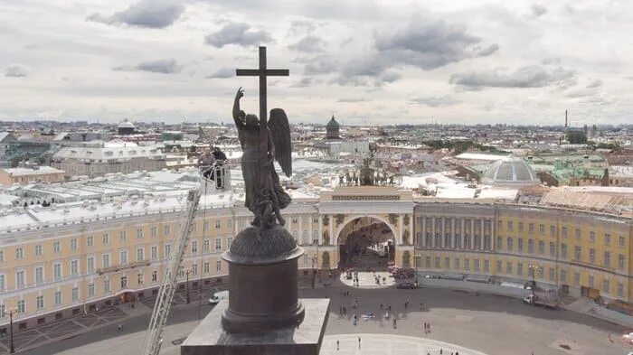 Ангел на александровской колонне фото. Канал грибоедова санкт-петербург. Дворцовый мост белые ночи. Прикоснись к петербургу. Девушка со спины в питере на мосту.