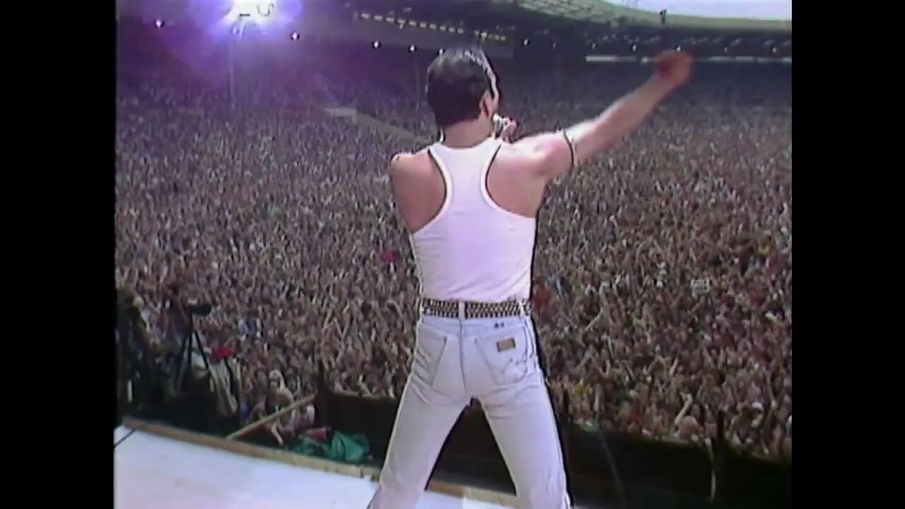 Фредди стадион уэмбли. Freddie Mercury Live Aid 1985. Квин Уэмбли 1985. Фредди Меркьюри Уэмбли 1985. Концерт Live Aid 1985 Queen.