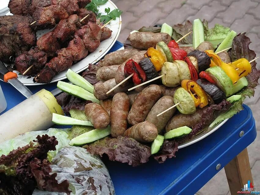 Под шашлык. Стол с шашлыком. стол на даче с шашлыками. накрытый стол с шашлыком. стол на природе с шашлыками.