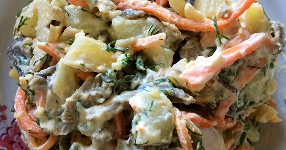 Легкий салат с копченой курицей. Салат с копченой грудкой пошагово. Салат с копченой грудкой пошагово. Салат с копченой курицей слоями. Сплат с копчёной курицей.
