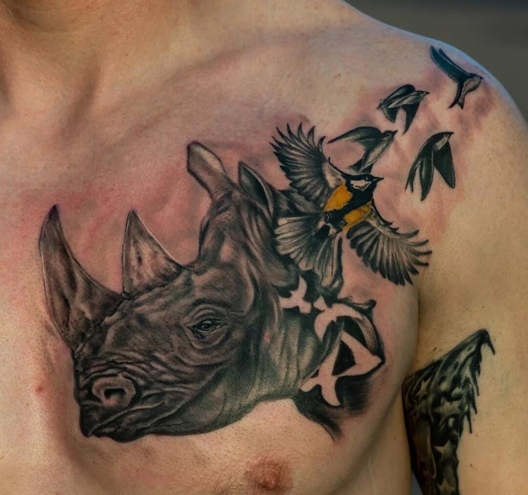 Картинки тату носорога. Носорог значение. Тату носорог реализм. Тату на грудине мужские животные. Тату носорог.